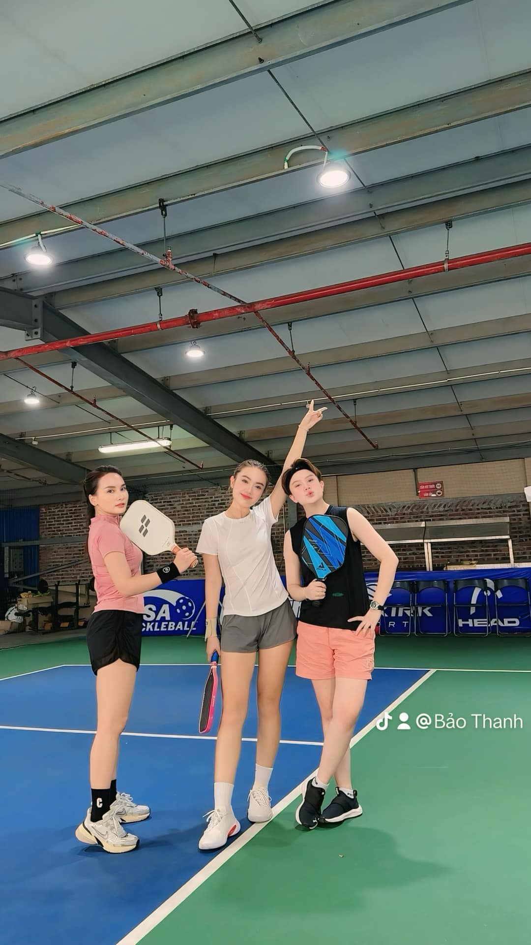 Nữ diễn viên nổi tiếng từng phải ngồi xe lăn vì pickleball trở lại mạnh mẽ, diện cả áo dài ra sân "phẩy vợt" - Ảnh 7.