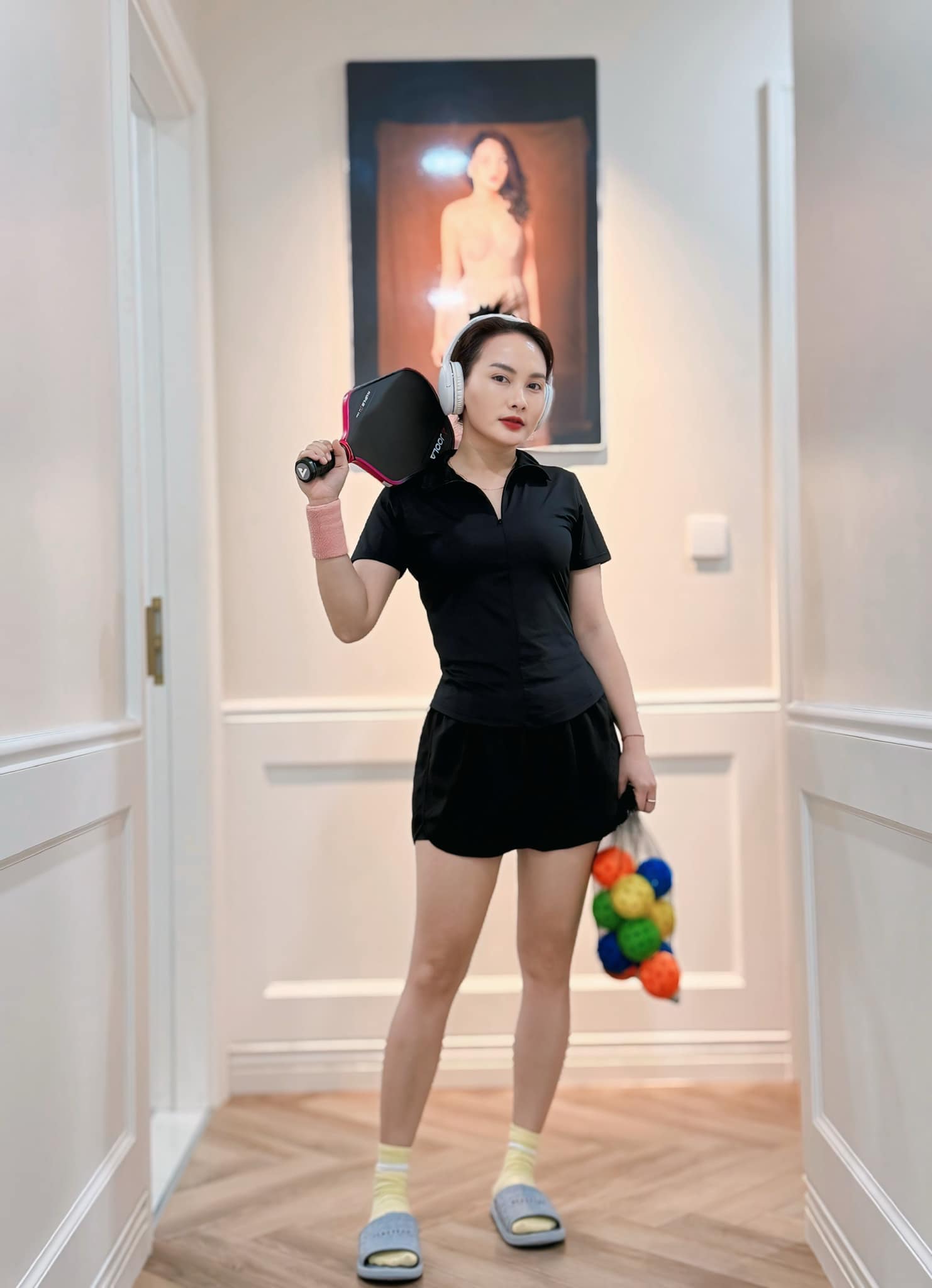 Nữ diễn viên nổi tiếng từng phải ngồi xe lăn vì pickleball trở lại mạnh mẽ, diện cả áo dài ra sân "phẩy vợt" - Ảnh 6.