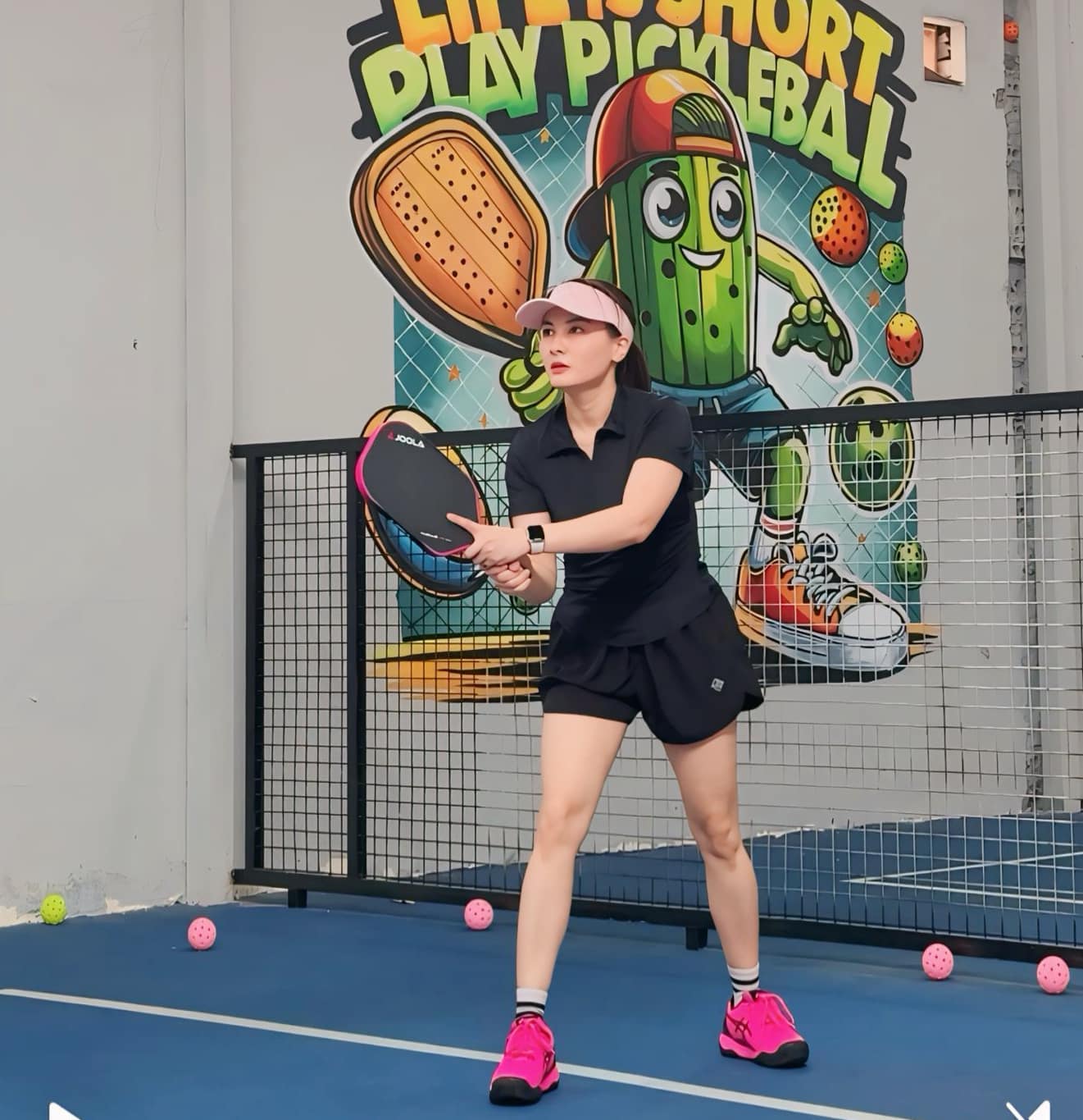 Nữ diễn viên nổi tiếng từng phải ngồi xe lăn vì pickleball trở lại mạnh mẽ, diện cả áo dài ra sân "phẩy vợt" - Ảnh 8.