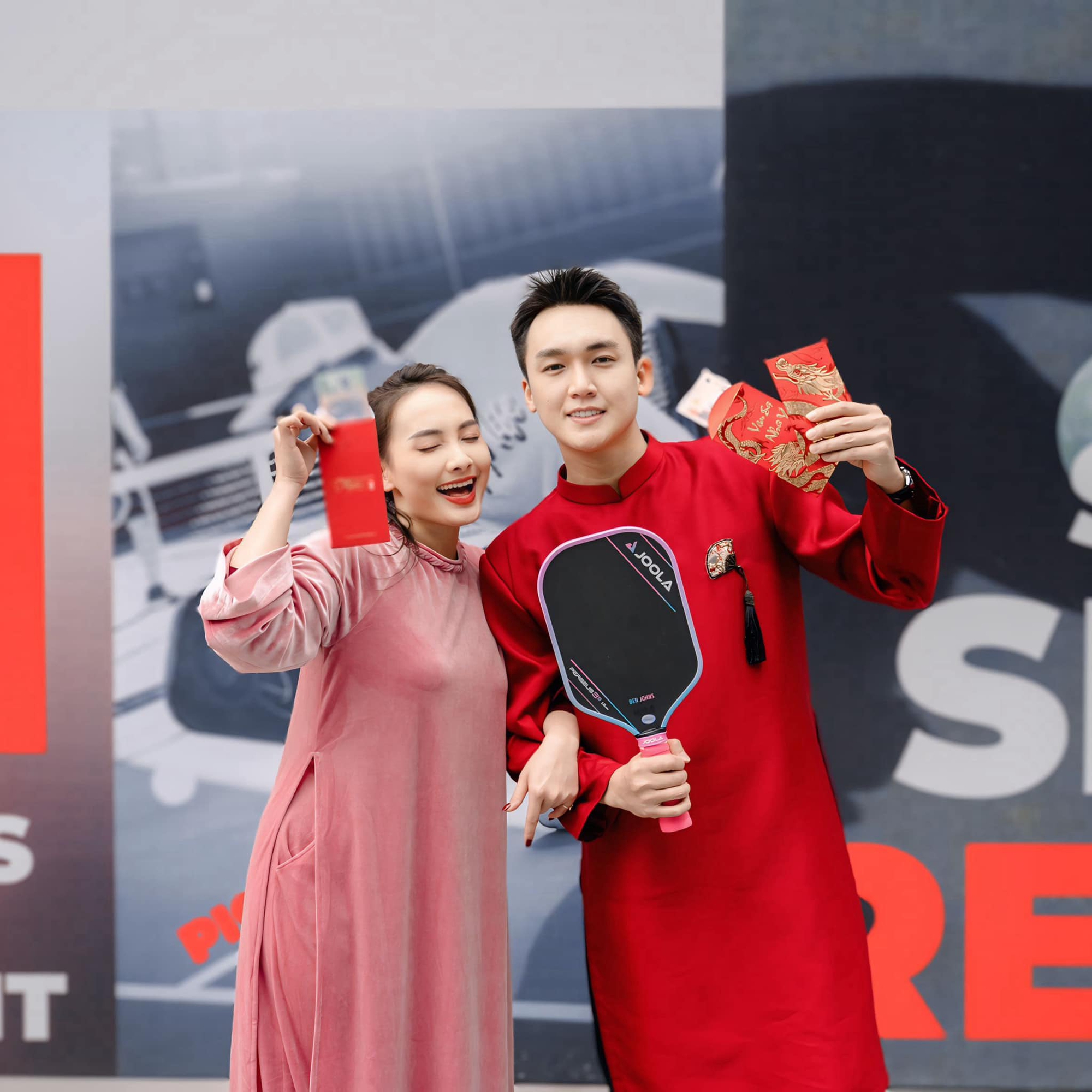 Nữ diễn viên nổi tiếng từng phải ngồi xe lăn vì pickleball trở lại mạnh mẽ, diện cả áo dài ra sân "phẩy vợt" - Ảnh 4.