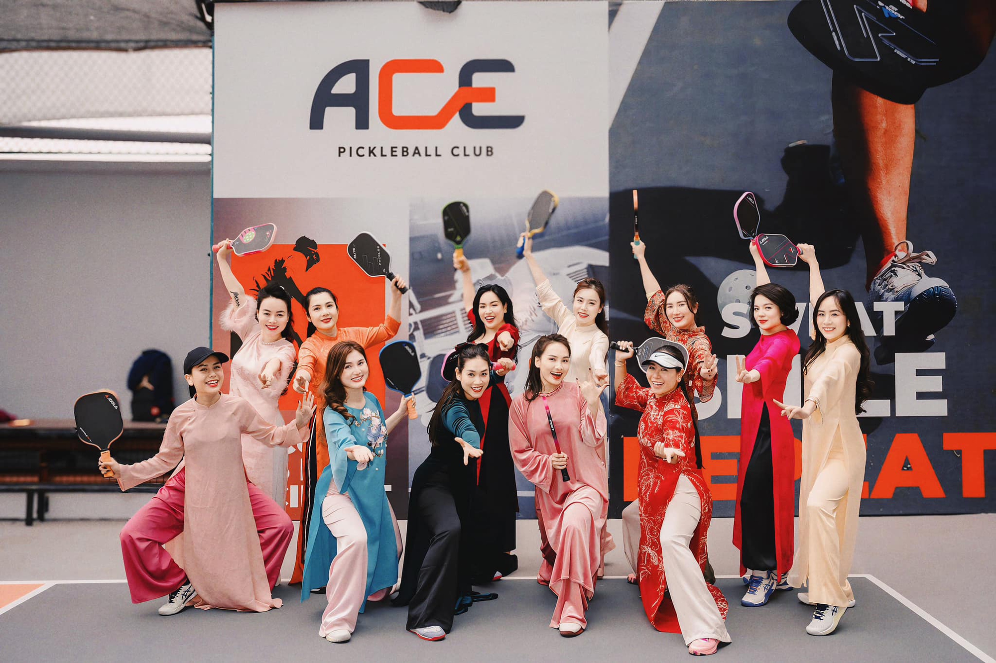 Nữ diễn viên nổi tiếng từng phải ngồi xe lăn vì pickleball trở lại mạnh mẽ, diện cả áo dài ra sân "phẩy vợt" - Ảnh 3.