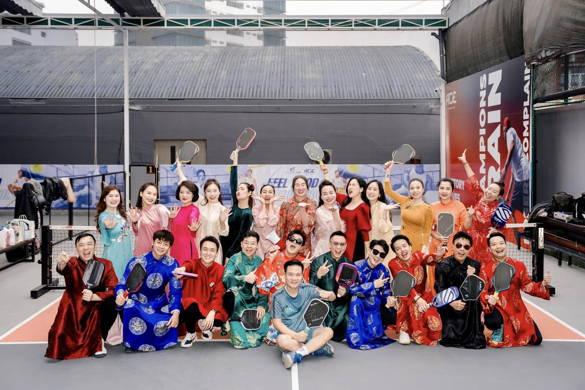 Nữ diễn viên nổi tiếng từng phải ngồi xe lăn vì pickleball trở lại mạnh mẽ, diện cả áo dài ra sân "phẩy vợt" - Ảnh 2.