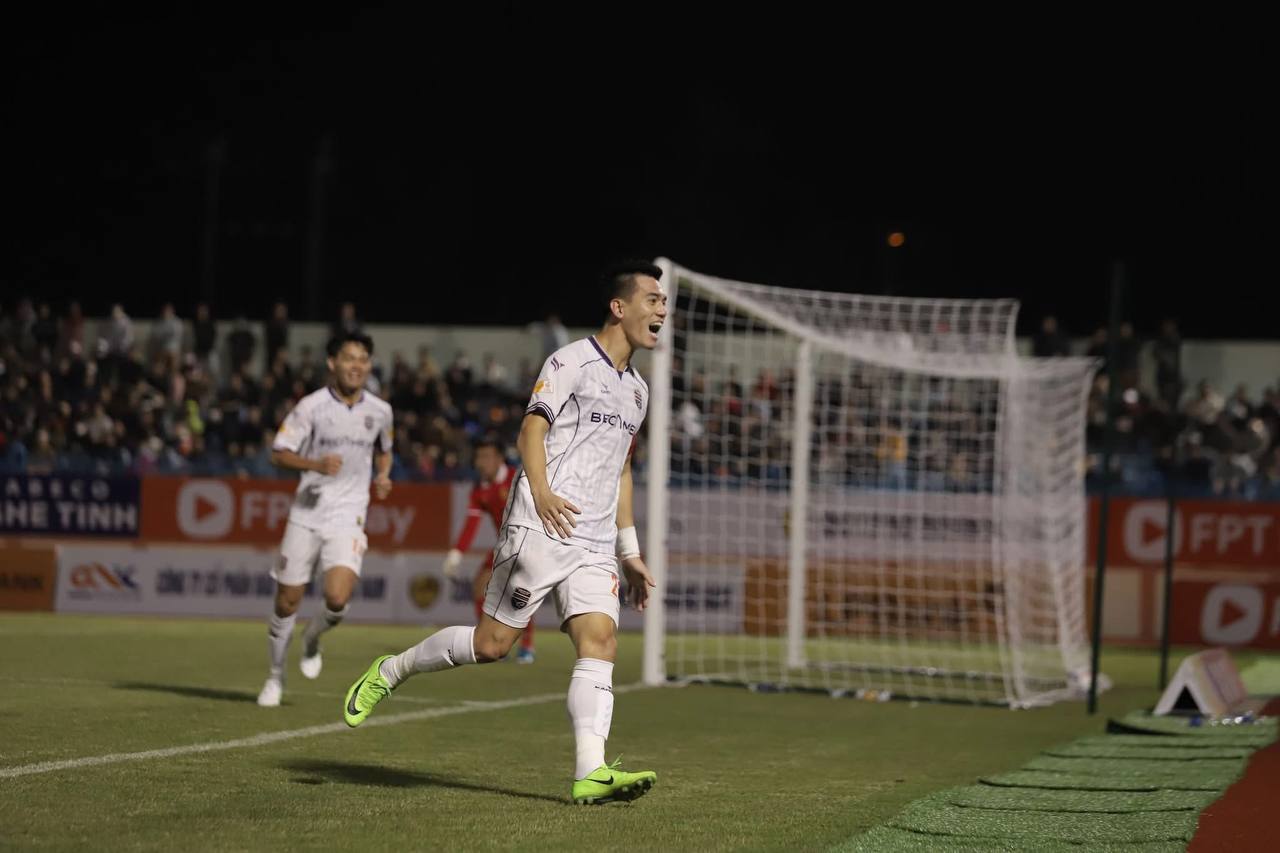 &ldquo;Thợ săn danh hiệu&rdquo; chạm cột mốc 100, HLV Kim Sang-sik tạm vơi nỗi nhớ Nguyễn Xu&acirc;n Son - Ảnh 1.