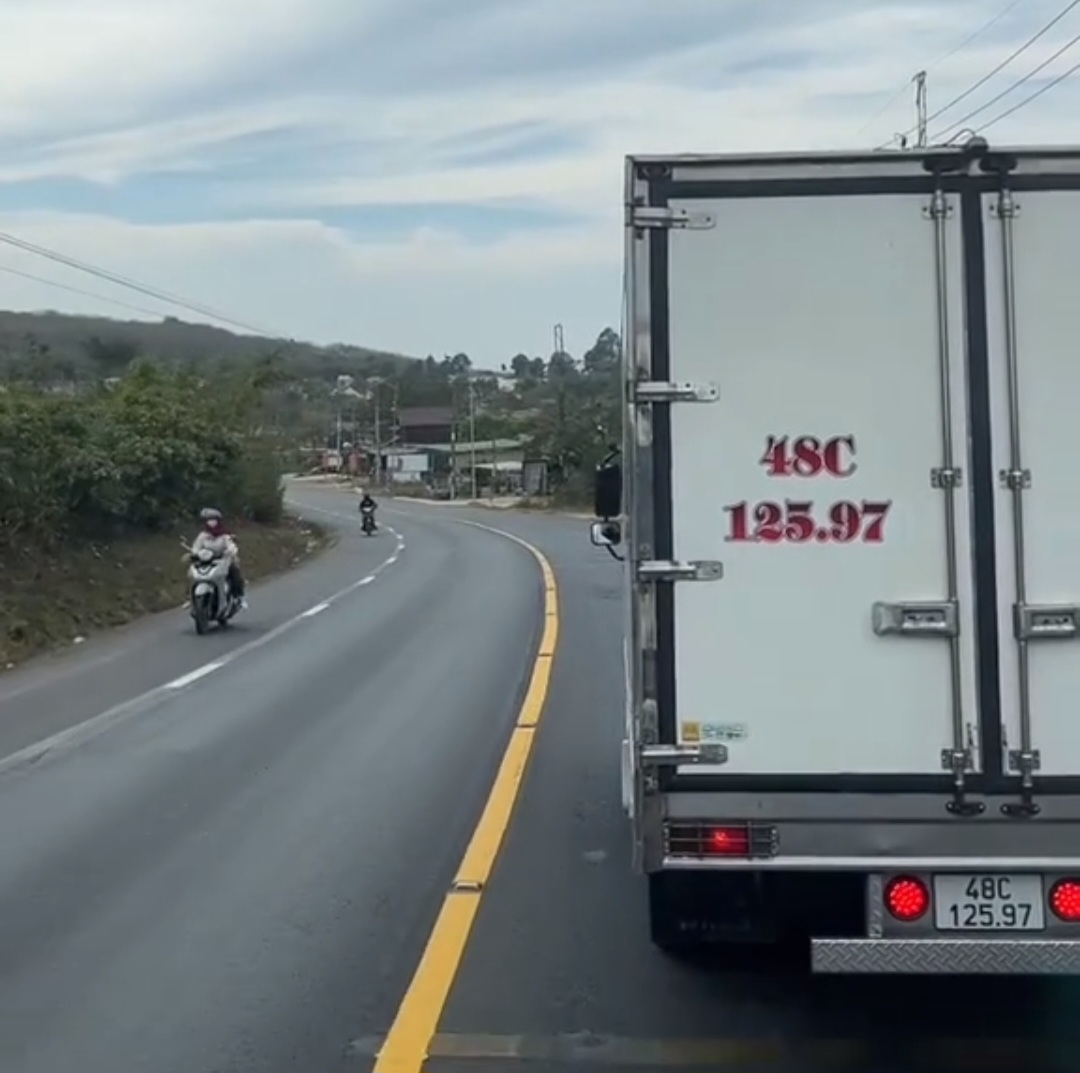 Xử l&yacute; t&agrave;i xế xe tải cố t&igrave;nh chạy &ldquo;r&ugrave;a b&ograve;&rdquo;, &eacute;p xe ph&iacute;a sau- Ảnh 1.