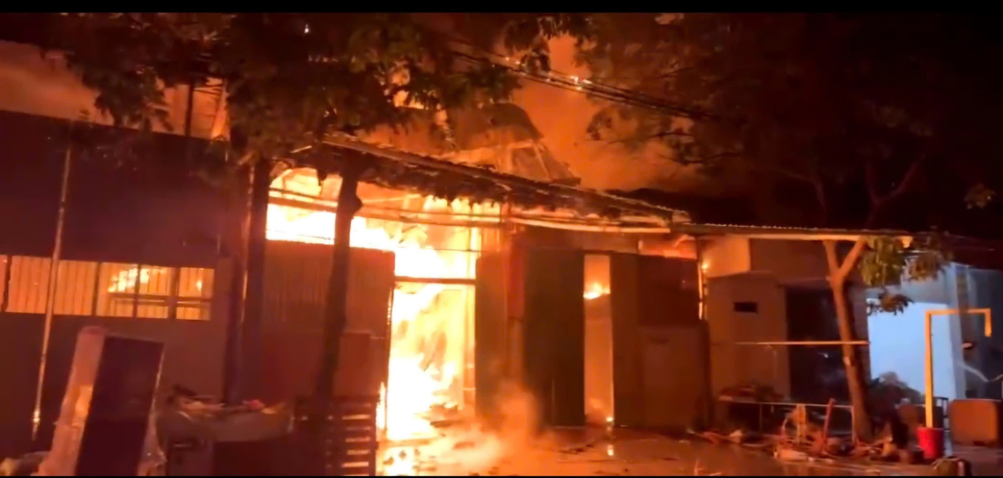 Cháy lớn trong đêm, nhiều nhà dân bị thiêu rụi- Ảnh 1. Cháy lớn trong đêm, nhiều nhà dân bị thiêu rụi- Ảnh 1.