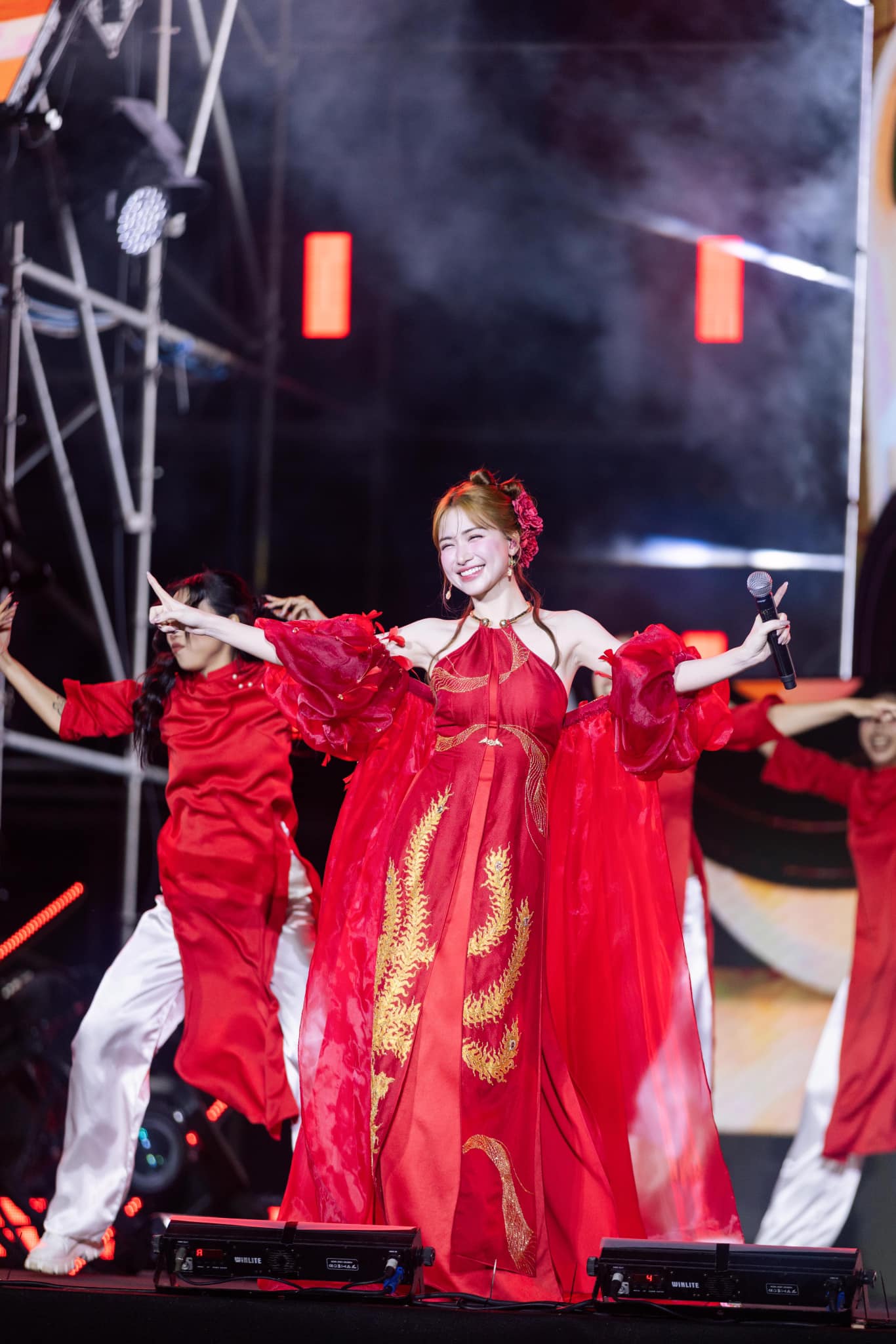 H&ograve;a Minzy nhận khen thưởng từ l&atilde;nh đạo tỉnh Bắc Ninh- Ảnh 9.