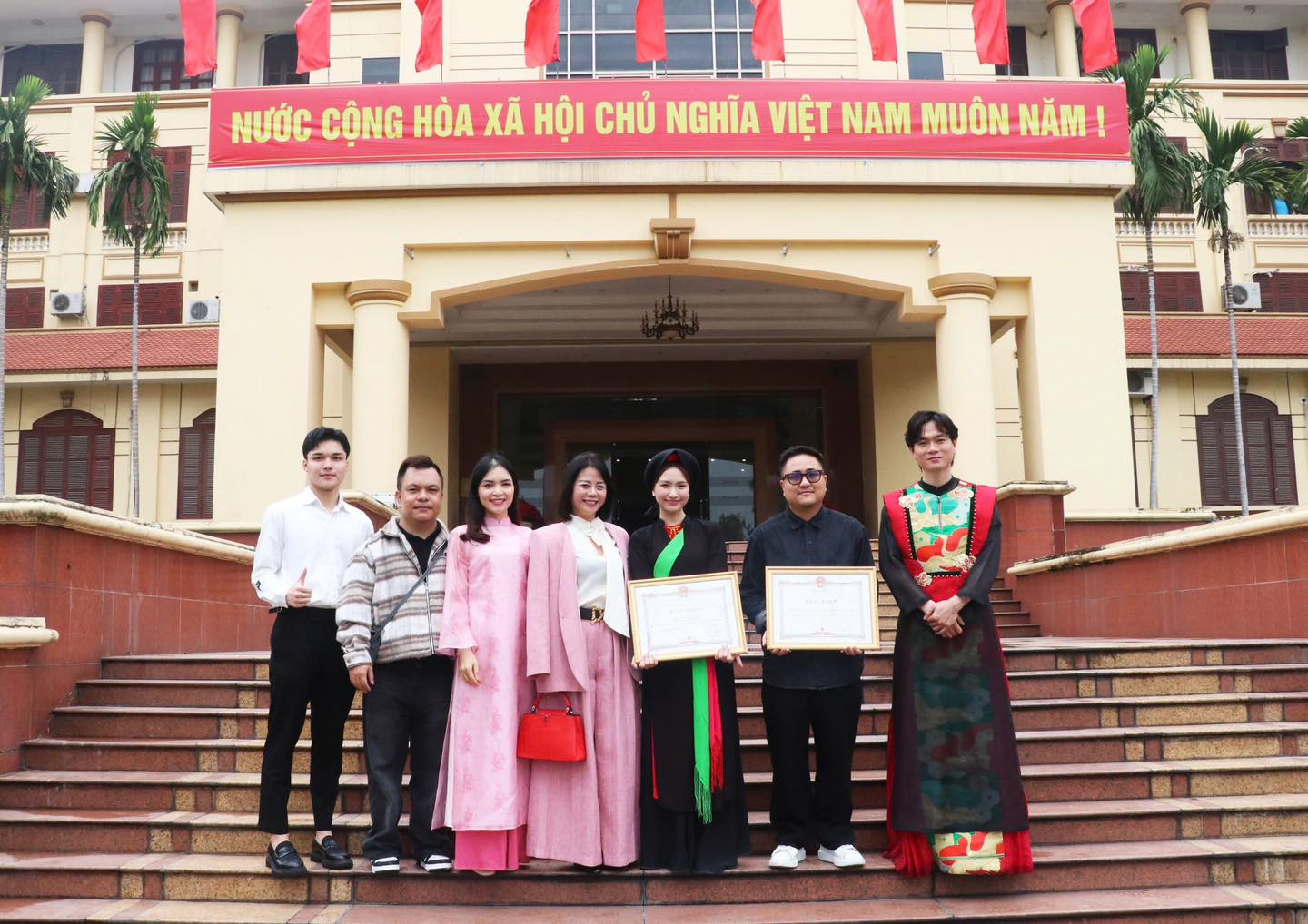 H&ograve;a Minzy nhận khen thưởng từ l&atilde;nh đạo tỉnh Bắc Ninh- Ảnh 3.