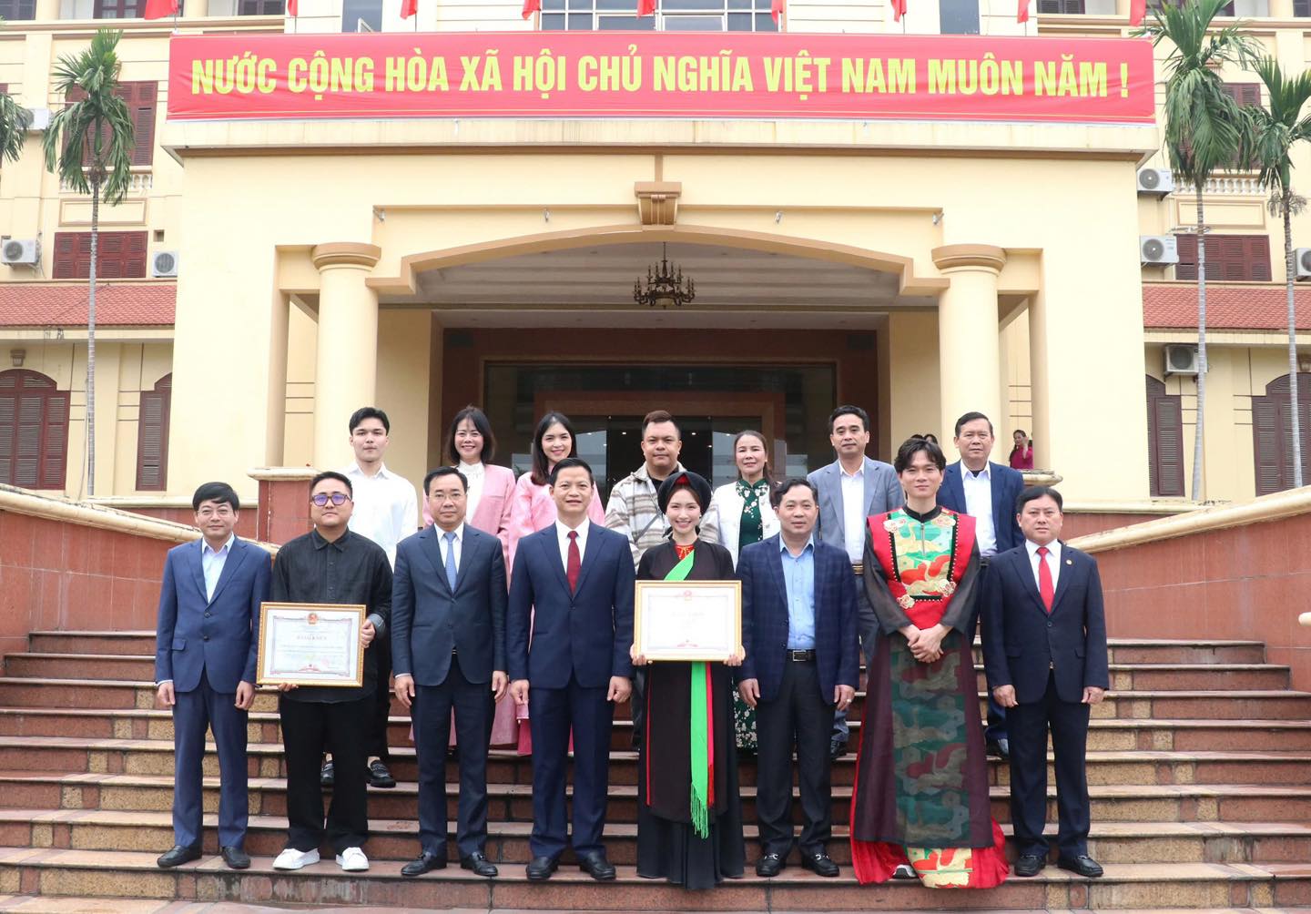 H&ograve;a Minzy nhận khen thưởng từ l&atilde;nh đạo tỉnh Bắc Ninh- Ảnh 2.