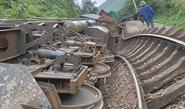 Tàu hỏa đâm xe tải ở Hà Tĩnh gây tê liệt đường sắt Bắc - Nam - Ảnh 3.