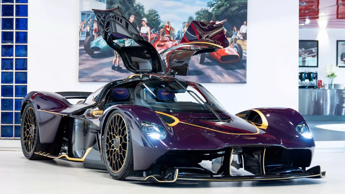 Chiêm ngưỡng Aston Martin Valkyrie giá 16 tỷ đồng với lớp phủ vàng 24K - Ảnh 1.