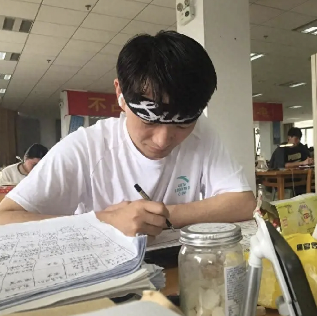 Nam sinh xuất sắc cố t&igrave;nh đạt 0 điểm trong kỳ thi đại học v&igrave; l&yacute; do bất ngờ, 10 năm sau c&oacute; quyết định "đi ngược lại ch&iacute;nh m&igrave;nh" - Ảnh 2.