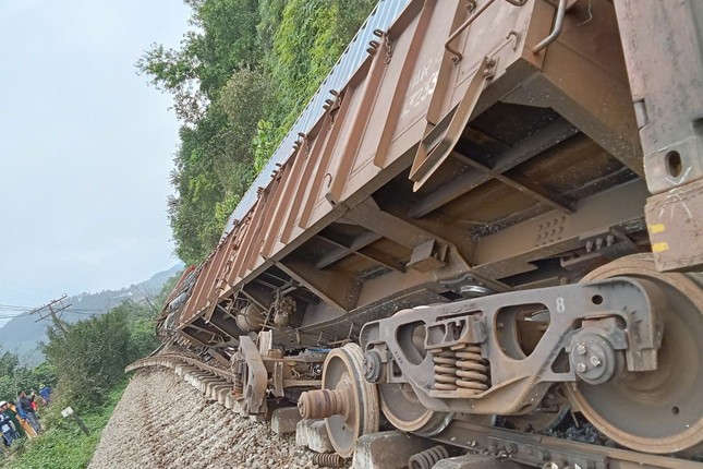 Tàu hỏa đâm xe tải ở Hà Tĩnh gây tê liệt đường sắt Bắc - Nam - Ảnh 6.