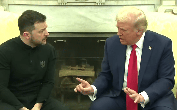 Nhân vật "không mời mà đến" hội đàm Trump-Zelensky: Chụp được ảnh trong Phòng Bầu dục, bị mật vụ đuổi ra - Ảnh 2.