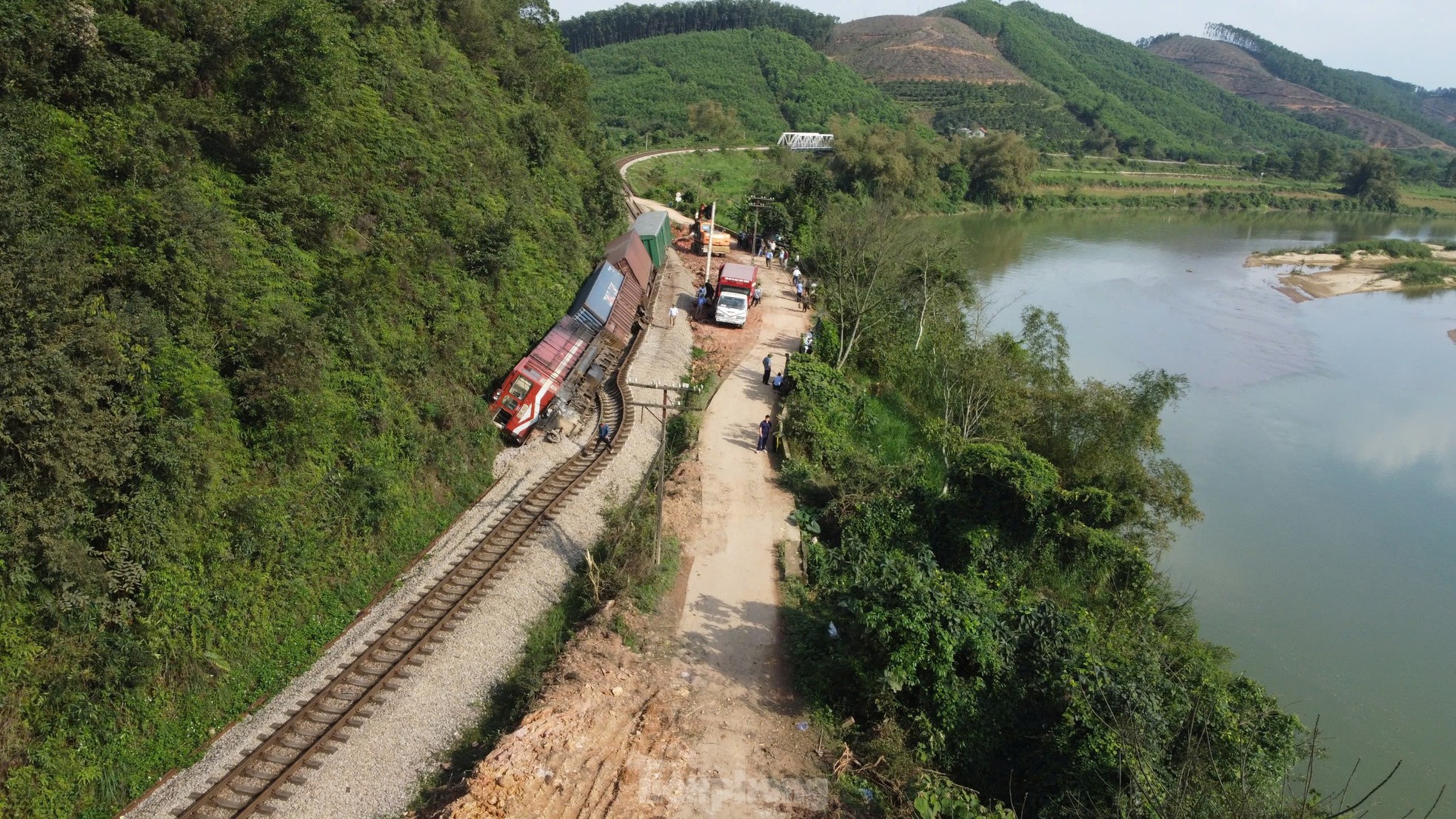 Hiện trường kinh hoàng: Tàu hỏa đâm xe tải gãy đôi ở Hà Tĩnh - Ảnh 10.