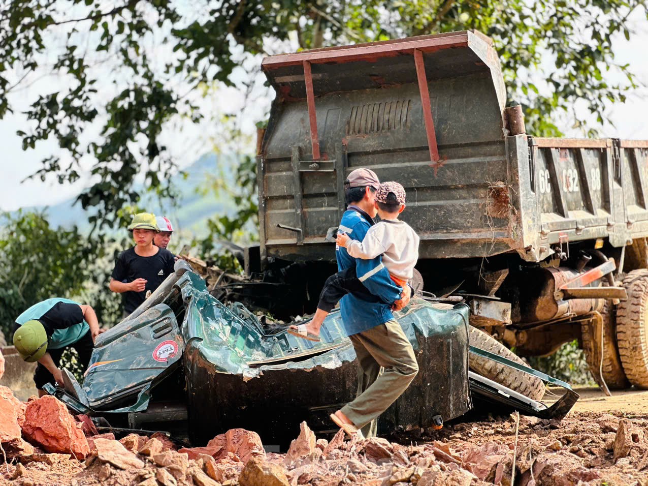 Hiện trường kinh hoàng: Tàu hỏa đâm xe tải gãy đôi ở Hà Tĩnh - Ảnh 3.