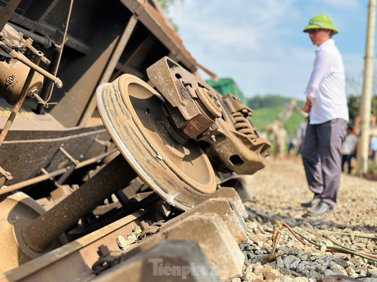 Hiện trường kinh hoàng: Tàu hỏa đâm xe tải gãy đôi ở Hà Tĩnh - Ảnh 5.