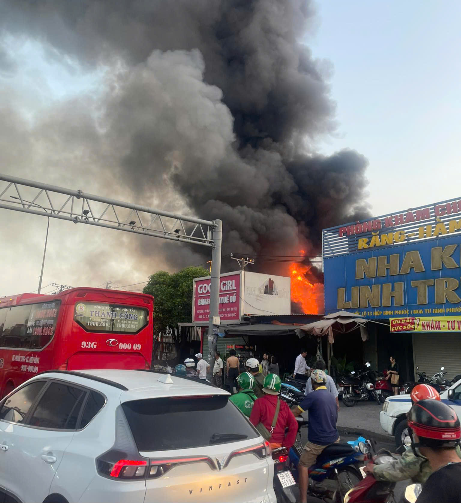 TP HCM: Cháy lớn nhiều căn nhà ở gần ngã tư Bình Phước - Ảnh 1. TP HCM: Cháy lớn nhiều căn nhà ở gần ngã tư Bình Phước - Ảnh 1.