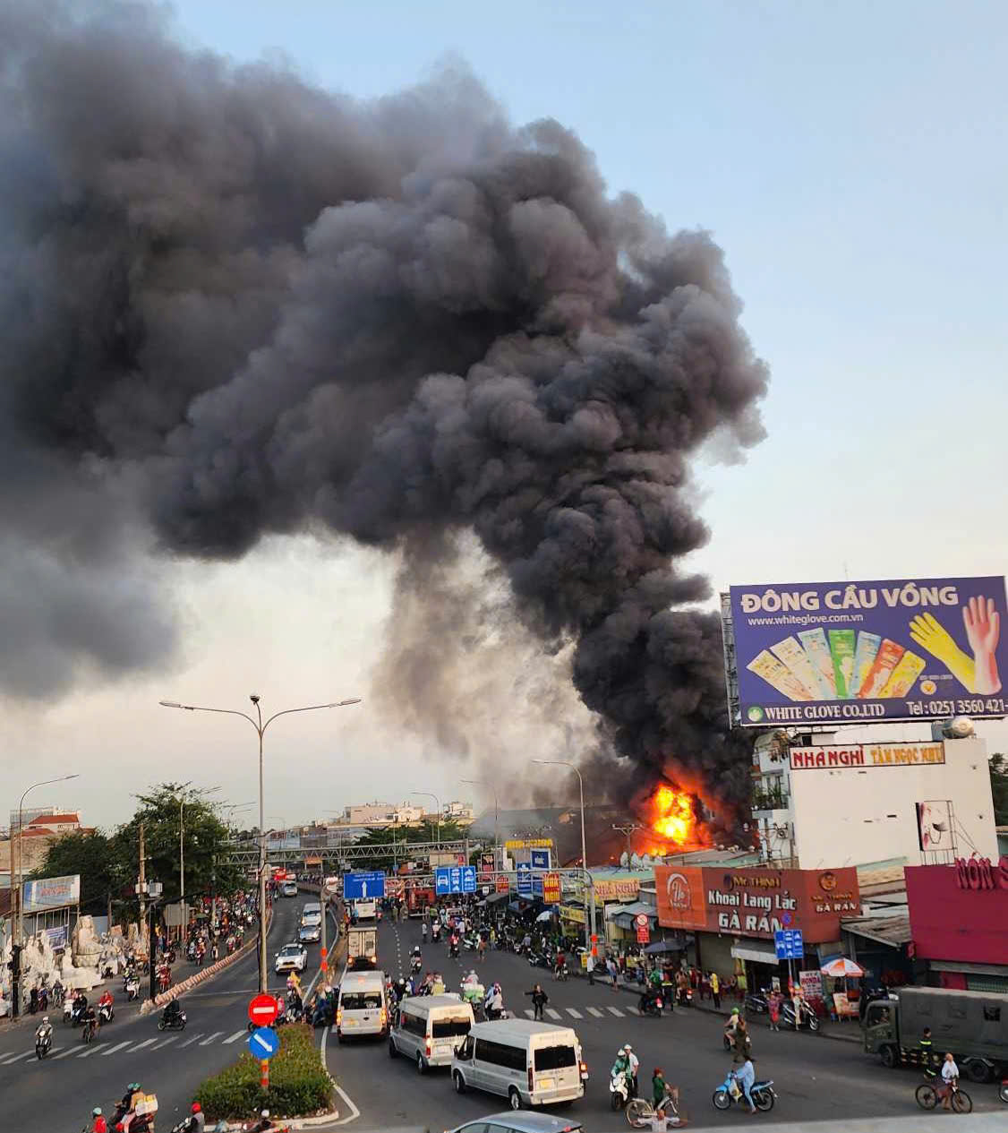 TP HCM: Cháy lớn nhiều căn nhà ở gần ngã tư Bình Phước - Ảnh 2. TP HCM: Cháy lớn nhiều căn nhà ở gần ngã tư Bình Phước - Ảnh 2.