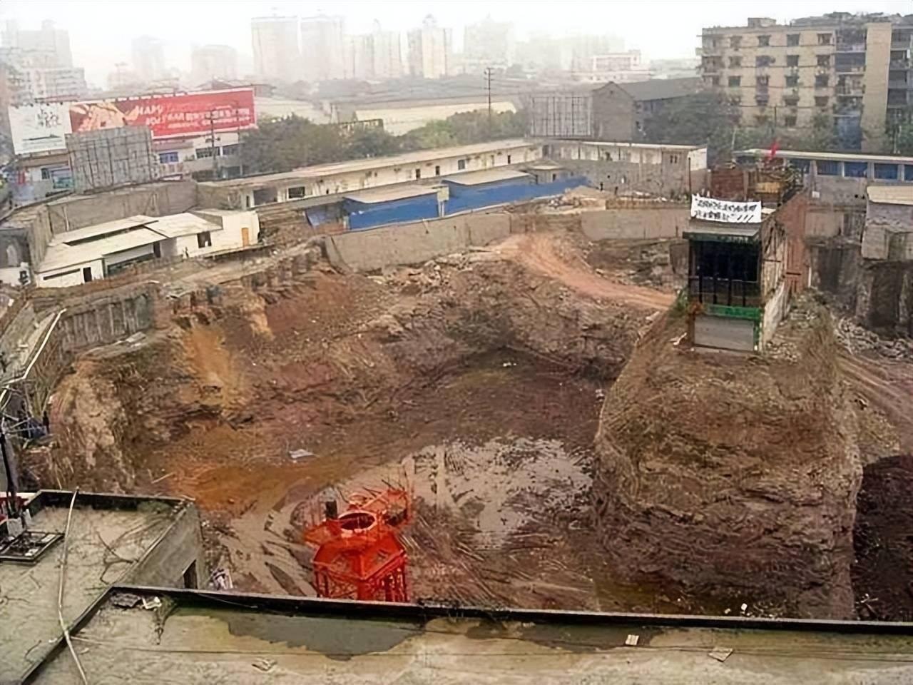 Chủ ng&ocirc;i nh&agrave; 219m2 từ chối hơn 12,3 tỷ đồng tiền đền b&ugrave;, kh&ocirc;ng chịu di dời: Bị chủ đầu tư đ&agrave;o m&oacute;ng s&acirc;u 10m bao quanh, phải &ldquo;tr&egrave;o l&ecirc;n tr&egrave;o xuống&rdquo; để ra ngo&agrave;i- Ảnh 3.