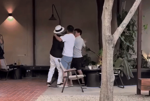Lời khai bất ngờ của người mặc đồ giống ông Đặng Lê Nguyên Vũ trong quán cafe: Luôn làm 1 điều suốt 15 năm nay!- Ảnh 2. Lời khai bất ngờ của người mặc đồ giống ông Đặng Lê Nguyên Vũ trong quán cafe: Luôn làm 1 điều suốt 15 năm nay!- Ảnh 2.