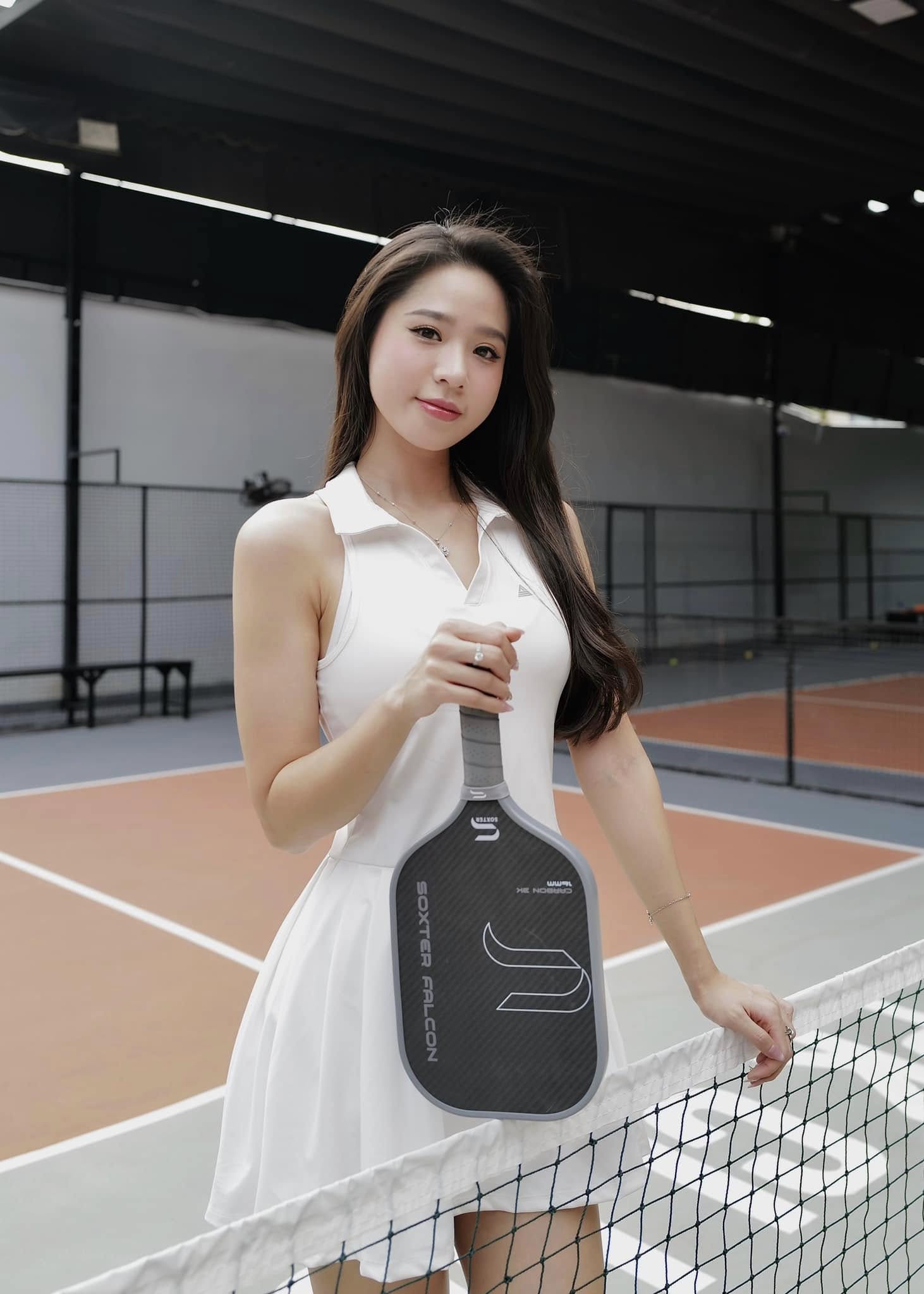 Nữ MC sinh năm 2000 xinh như tựa nàng thơ trên sân pickleball- Ảnh 1.