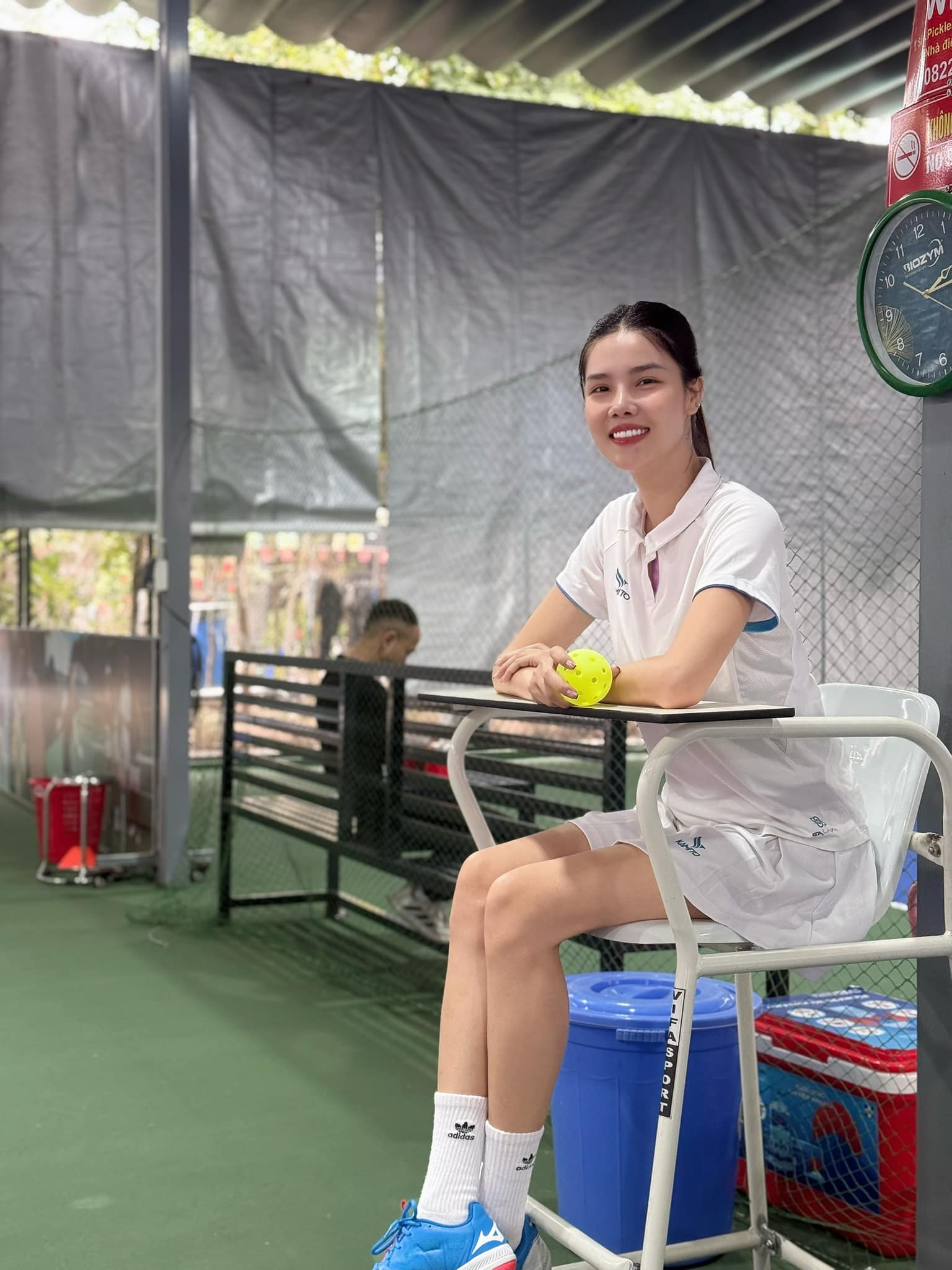 Nàng siêu mẫu rời showbiz lấy chồng cầu thủ: Cuộc sống bình yên, ngày đi chơi pickleball tối chốt đơn- Ảnh 3.