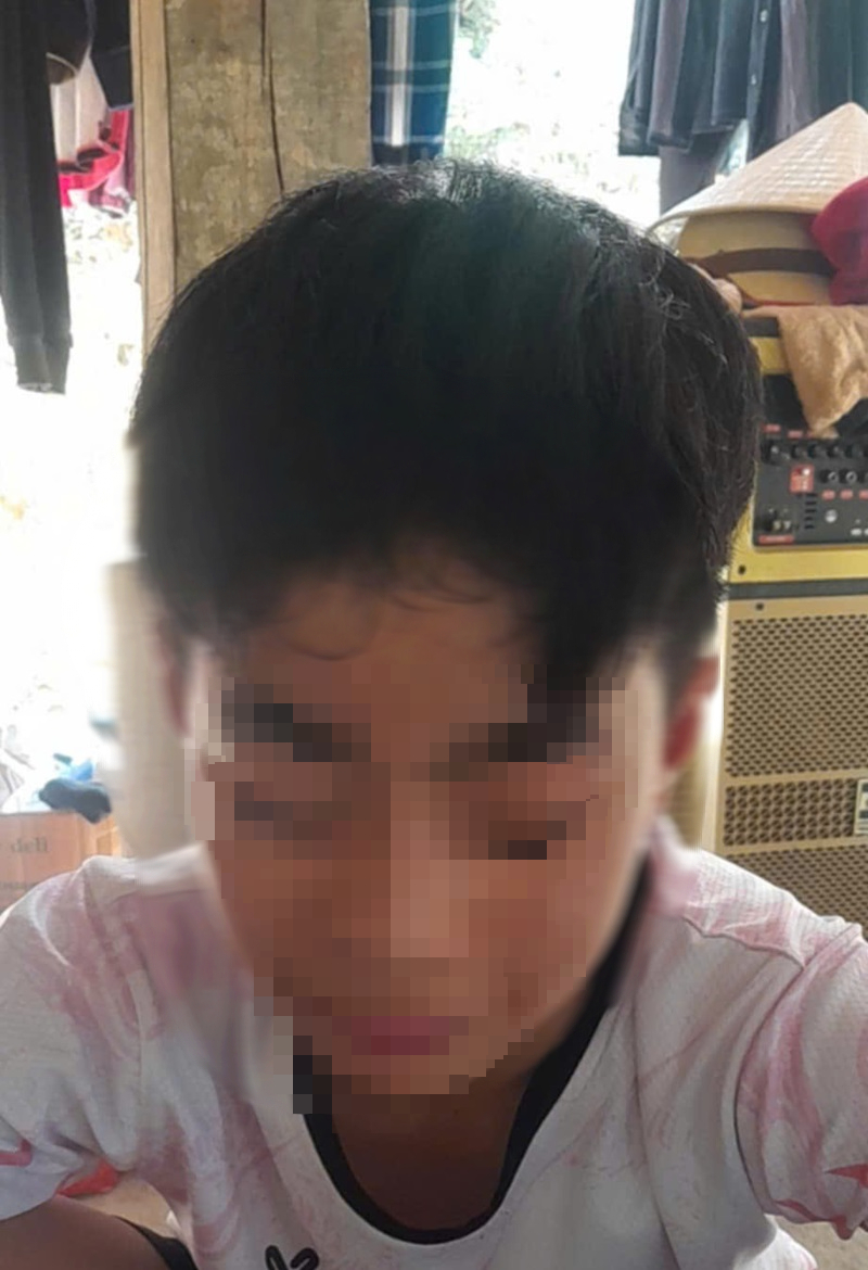 Nam sinh bị c&ocirc; gi&aacute;o d&ugrave;ng k&eacute;o cắt t&oacute;c ngay tr&ecirc;n lớp- Ảnh 1.