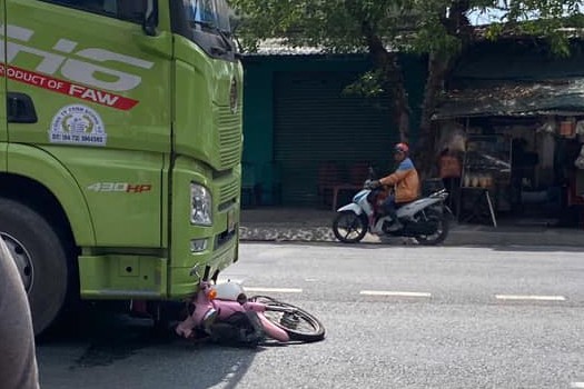 Nữ sinh tử vong Bình Chánh , tai nạn đau lòng dưới gầm xe container gần nhà - Ảnh 1.