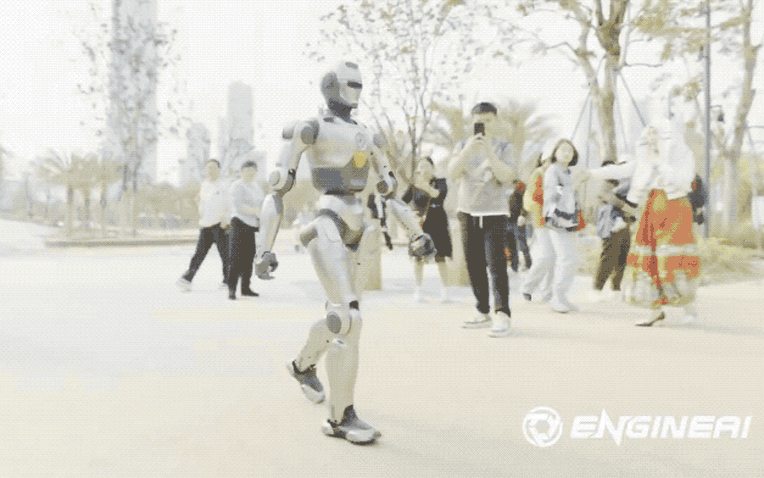 Robot PM01 của Trung Quốc khiến thế giới kinh ngạc với khả năng vận động như con người - Ảnh 1.