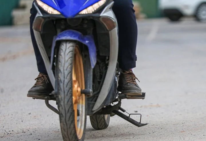 Năm 2025 , phạt không gạt chân chống xe máy bao nhiêu tiền? - Ảnh 1.