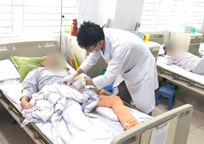 Tài công tàu biển bị "vi khuẩn ăn thịt người" tấn công- Ảnh 3. Tài công tàu biển bị "vi khuẩn ăn thịt người" tấn công- Ảnh 3.