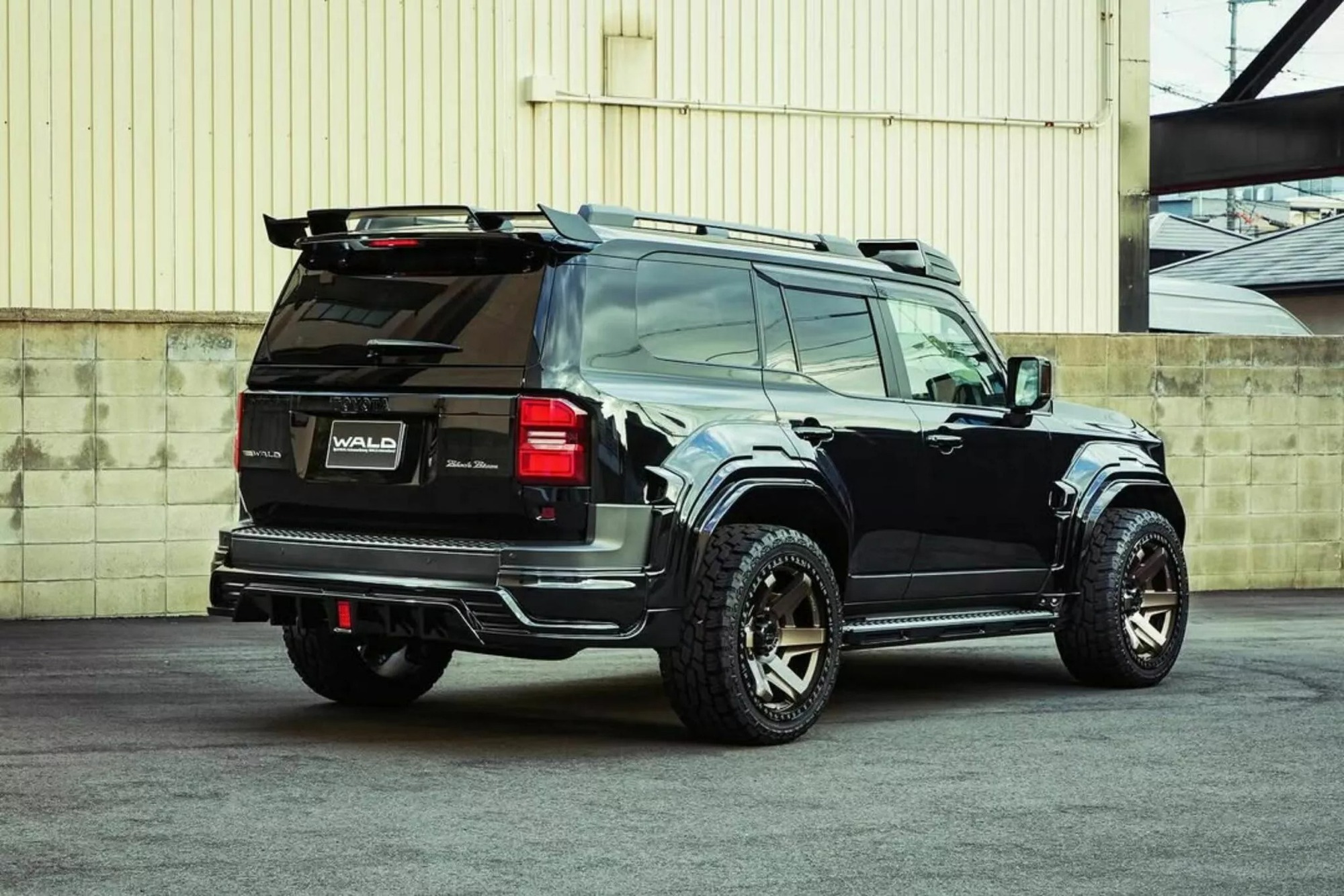 Toyota Land Cruiser Prado 'lột xác', hầm hố không kém Brabus G-Class, dễ được đại gia Việt săn đón nếu về nước- Ảnh 3.