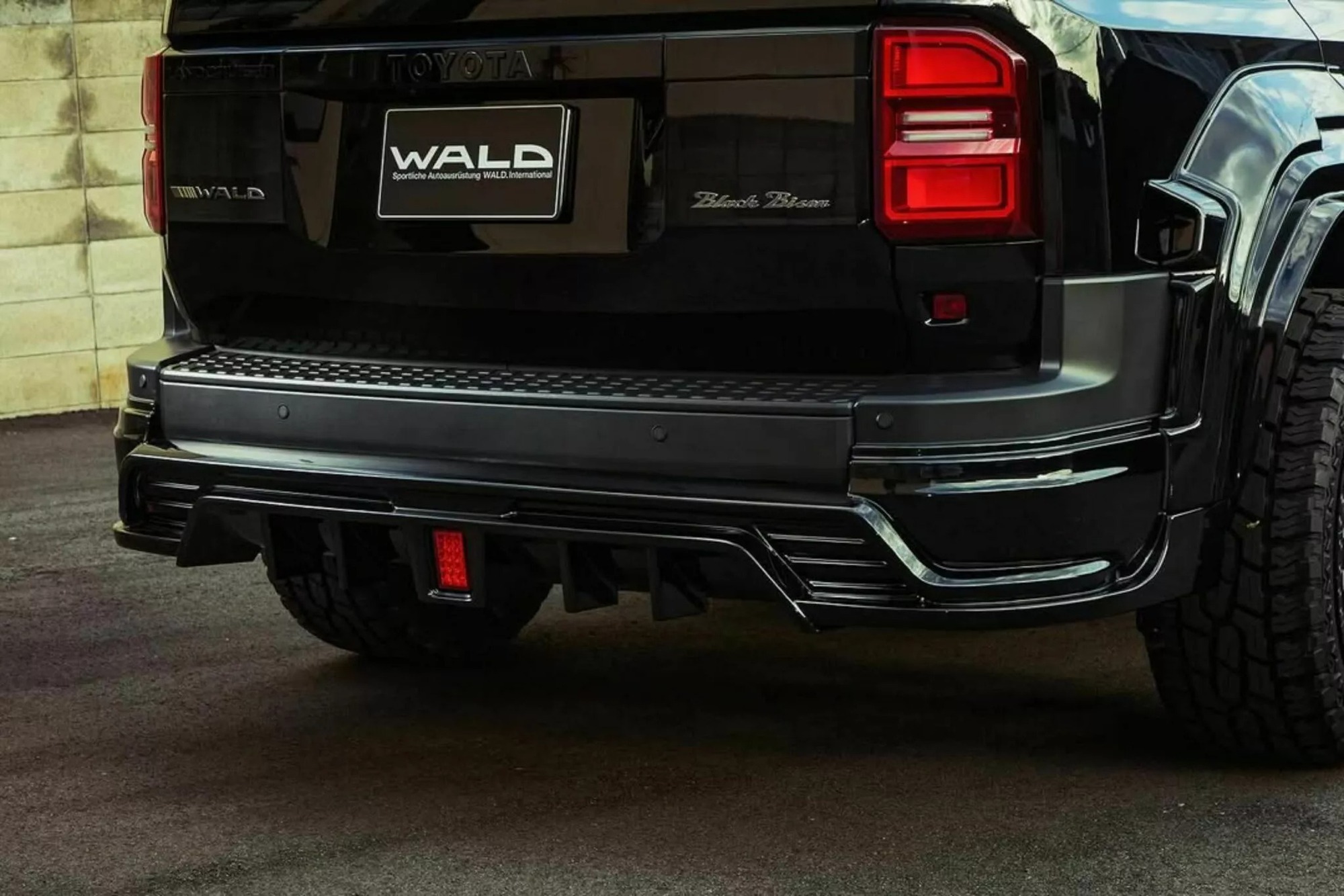 Toyota Land Cruiser Prado 'lột xác', hầm hố không kém Brabus G-Class, dễ được đại gia Việt săn đón nếu về nước- Ảnh 9.