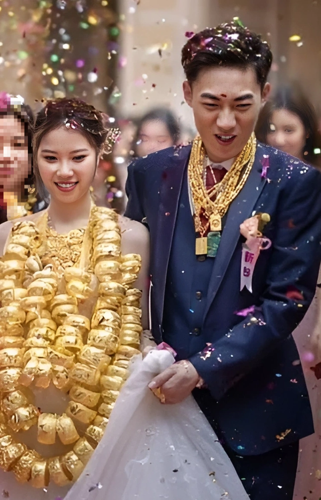 C&ocirc; d&acirc;u "g&acirc;y sốt" khi đeo 100 chiếc v&ograve;ng v&agrave;ng trĩu cổ, d&acirc;n mạng ch&uacute;c mừng xin v&iacute;a - Ảnh 2.