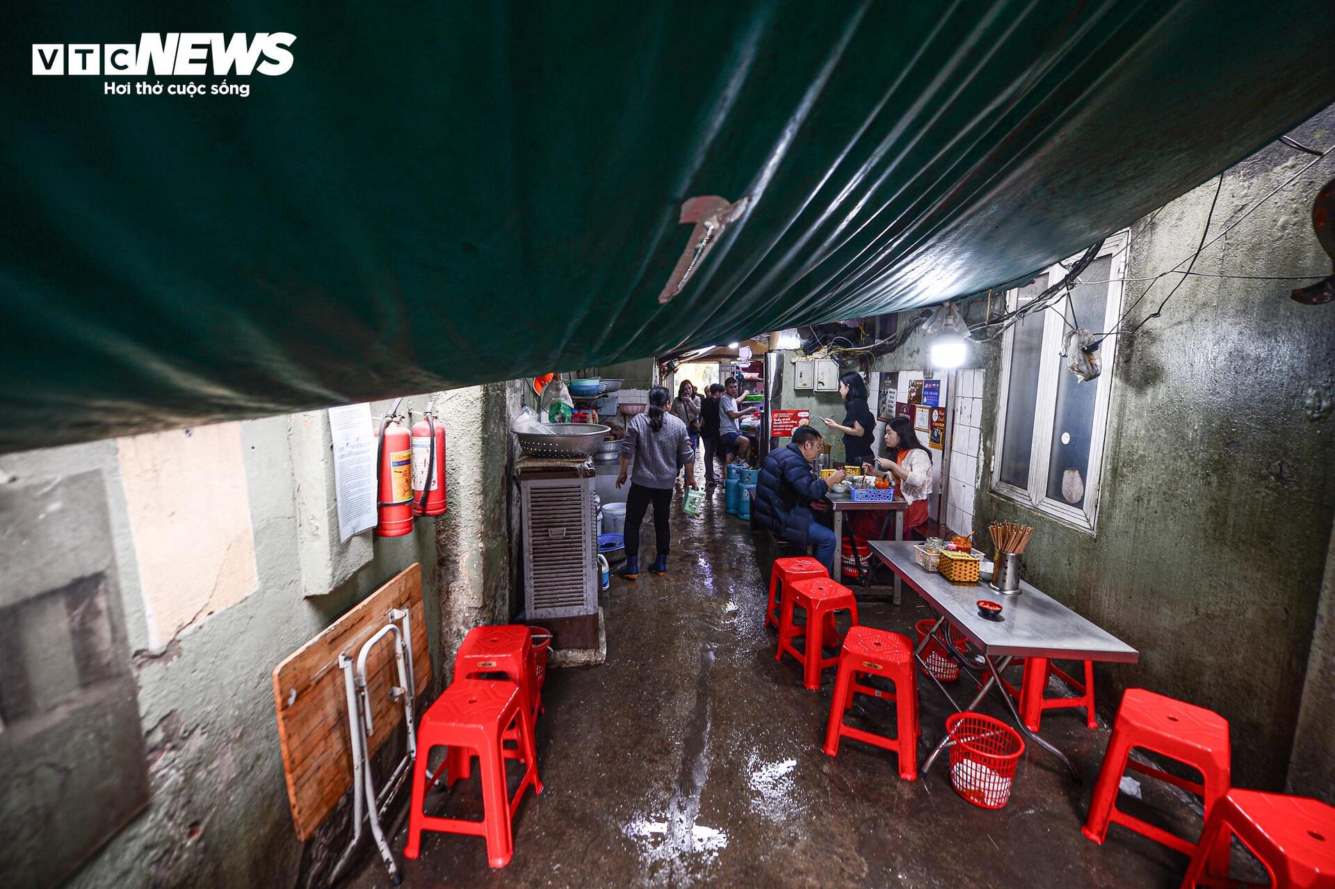 Cuộc sống chật chội trong phố cổ Hà Nội trước di dời - Ảnh 19.