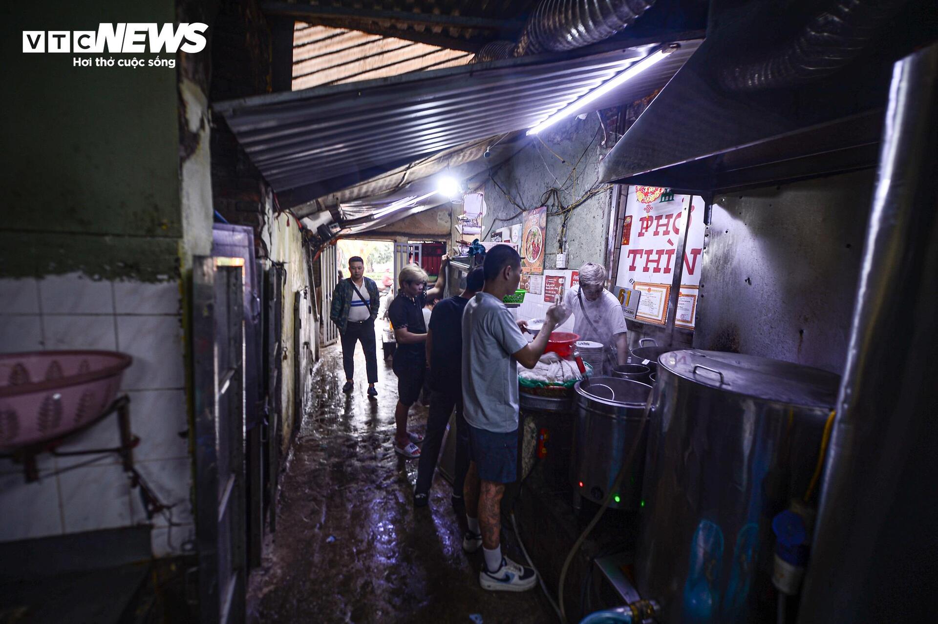 Cuộc sống chật chội trong phố cổ Hà Nội trước di dời - Ảnh 18.