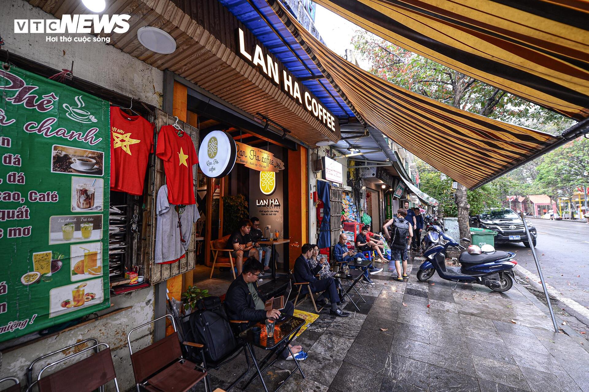 Cuộc sống chật chội trong phố cổ Hà Nội trước di dời - Ảnh 3.