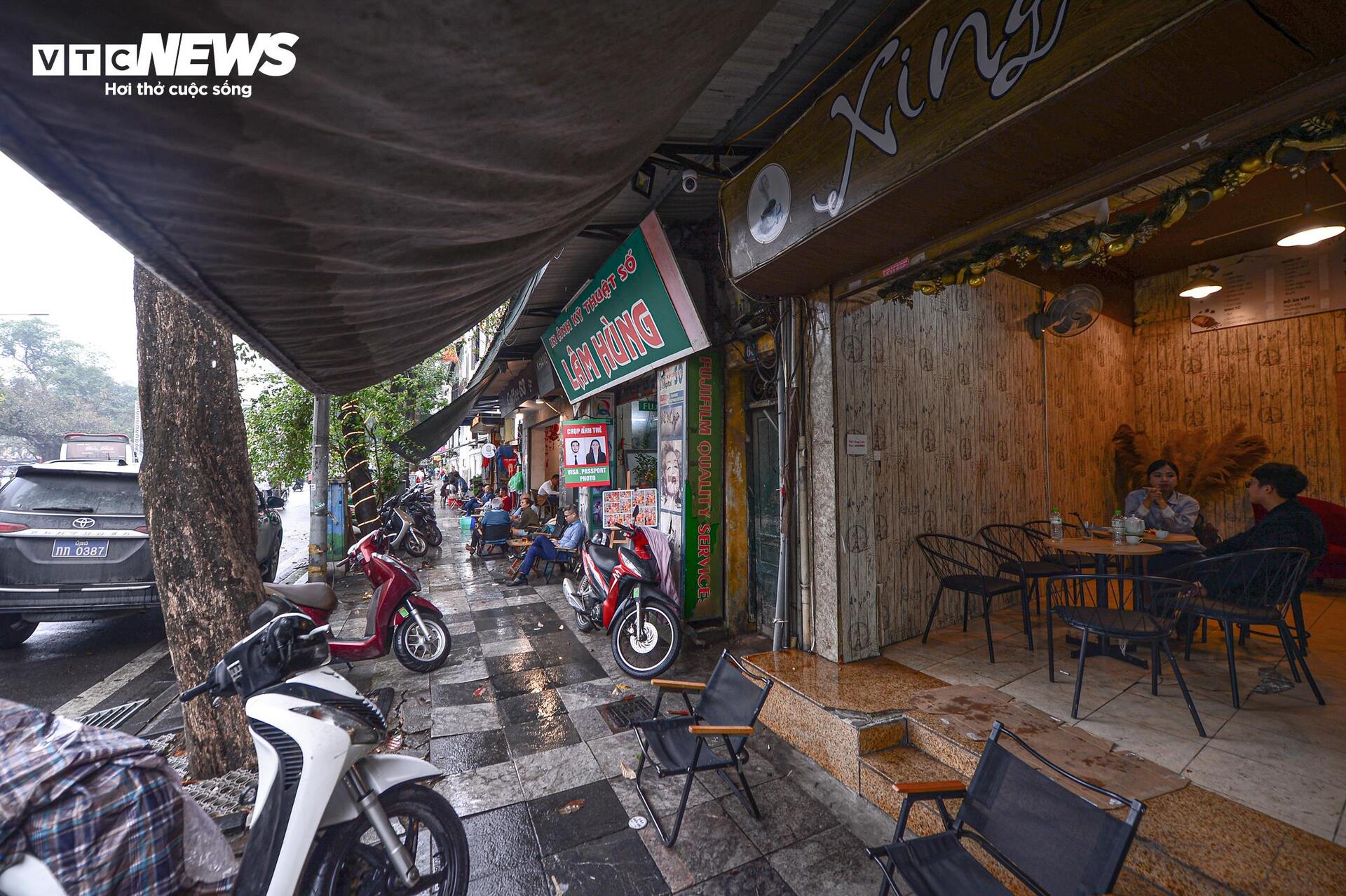 Cuộc sống chật chội trong phố cổ Hà Nội trước di dời - Ảnh 4.