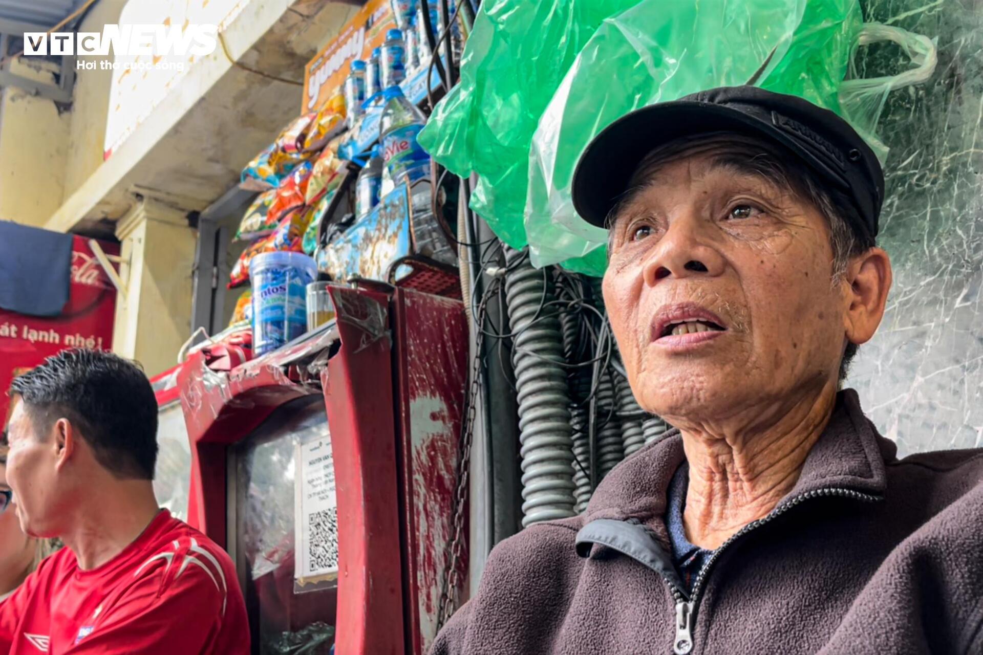 Cuộc sống chật chội trong phố cổ Hà Nội trước di dời - Ảnh 17.