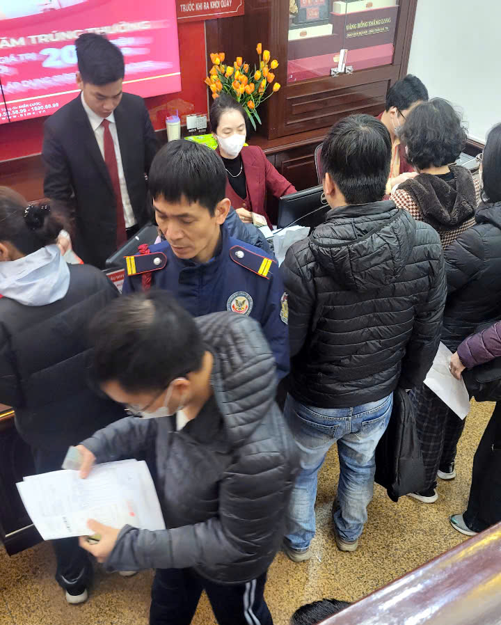 Nhiều người đi mua v&agrave;ng trong ng&agrave;y gi&aacute; lập kỷ lục 94-95 triệu đồng/lượng- Ảnh 2.