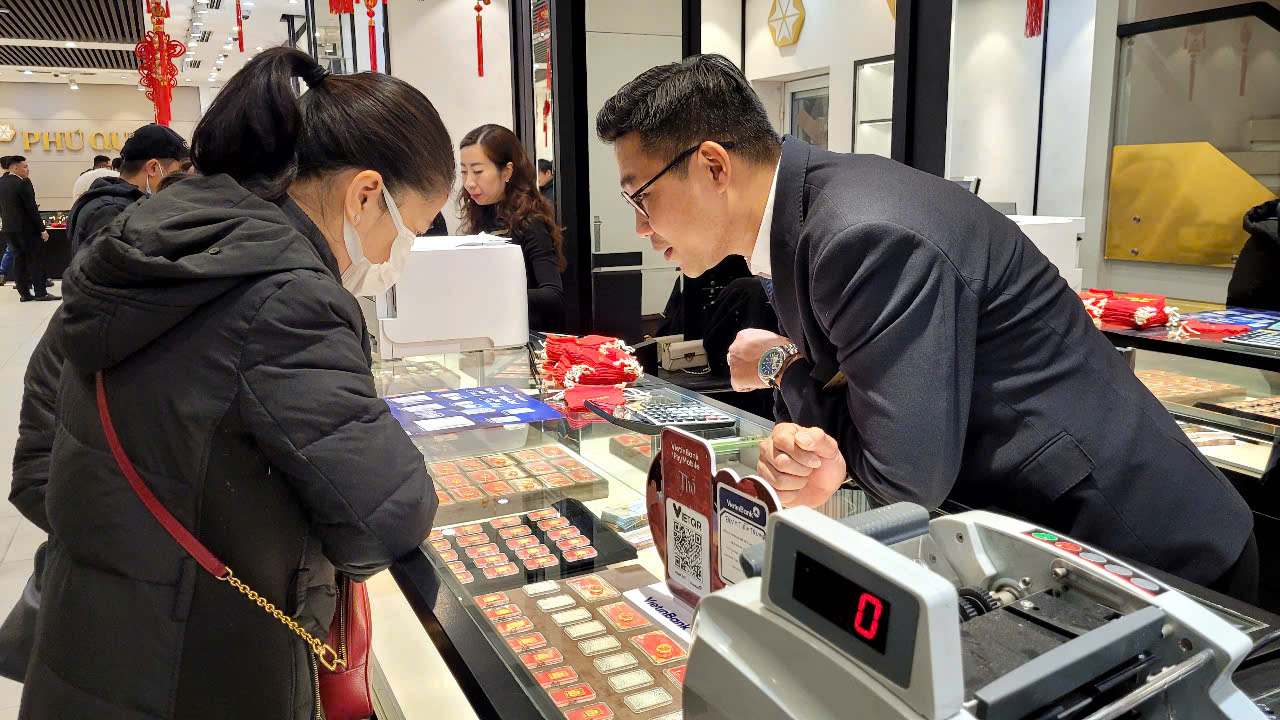 Nhiều người đi mua v&agrave;ng trong ng&agrave;y gi&aacute; lập kỷ lục 94-95 triệu đồng/lượng- Ảnh 3.