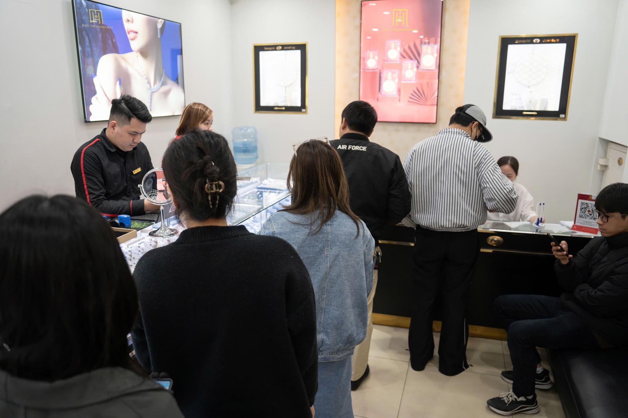 Nhiều người đi mua v&agrave;ng trong ng&agrave;y gi&aacute; lập kỷ lục 94-95 triệu đồng/lượng- Ảnh 1.