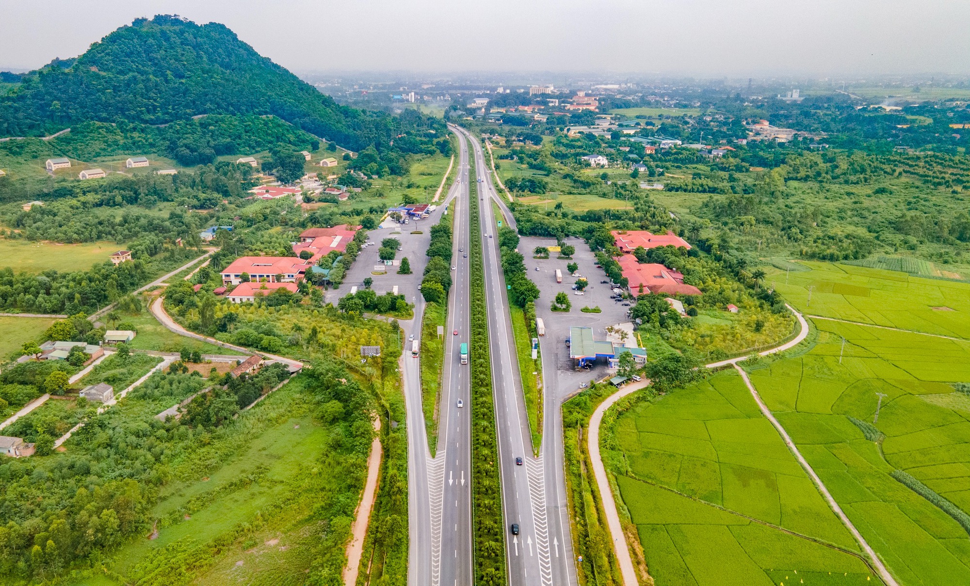 Tuyến cao tốc giúp giảm thời gian di chuyển từ Hà Nội - Lào cai còn còn 3,5 tiếng - Ảnh: Người lao động