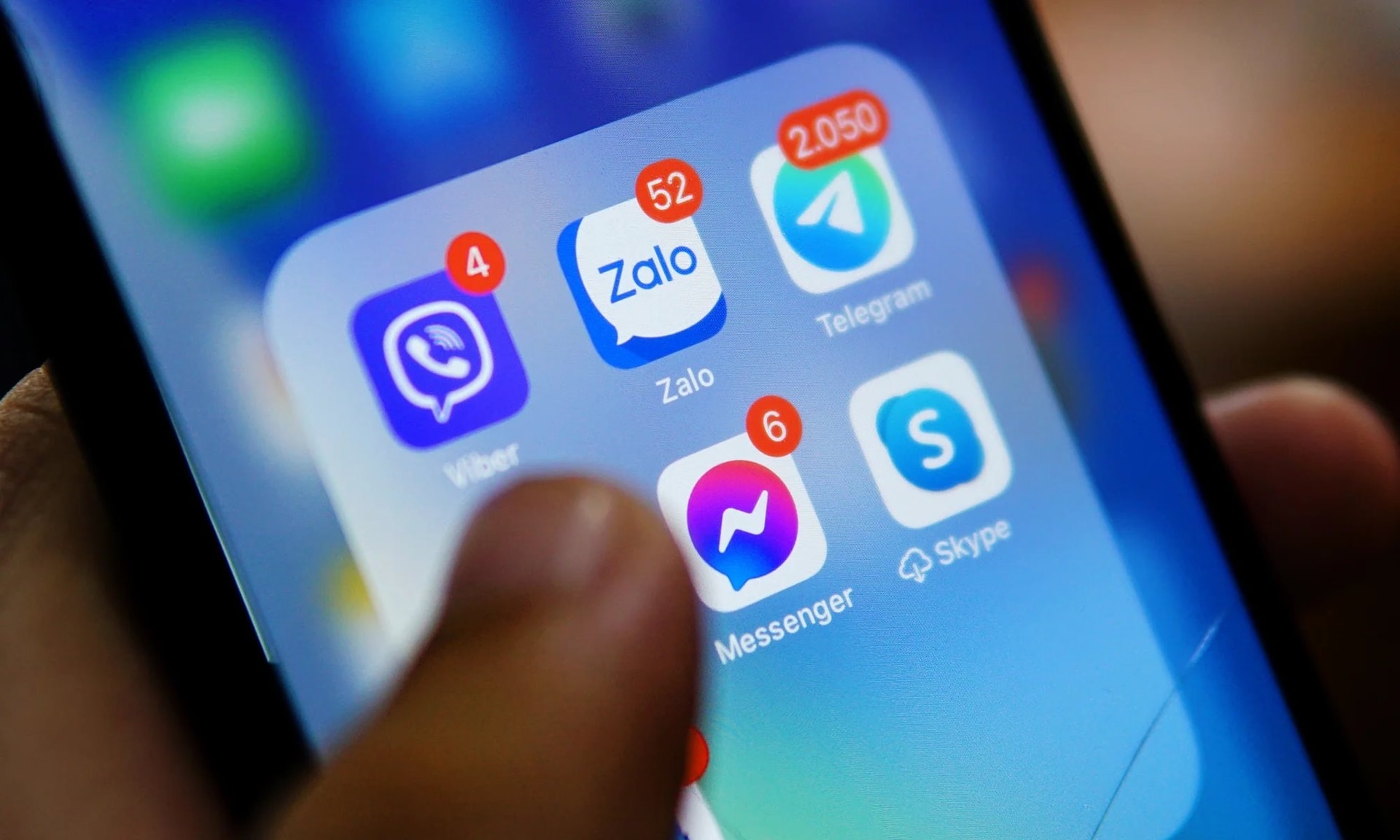 Trên Zalo và Messenger có tính năng này, bật lên giúp nhắn tin thoải mái mà không sợ bị người ngoài đọc được - Ảnh 1.