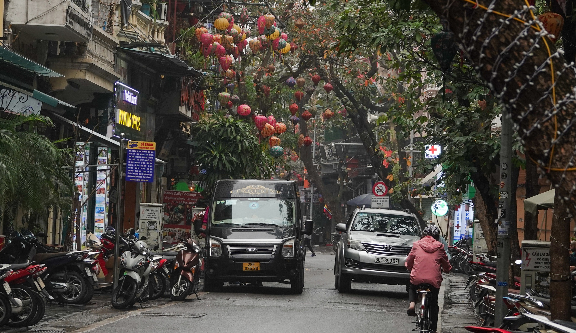 Phố cổ Hà Nội "dễ thở" hơn sau lệnh cấm xe lớn, khách Tây thích thú nhưng vẫn "choáng" nhẹ vì điều này- Ảnh 4.