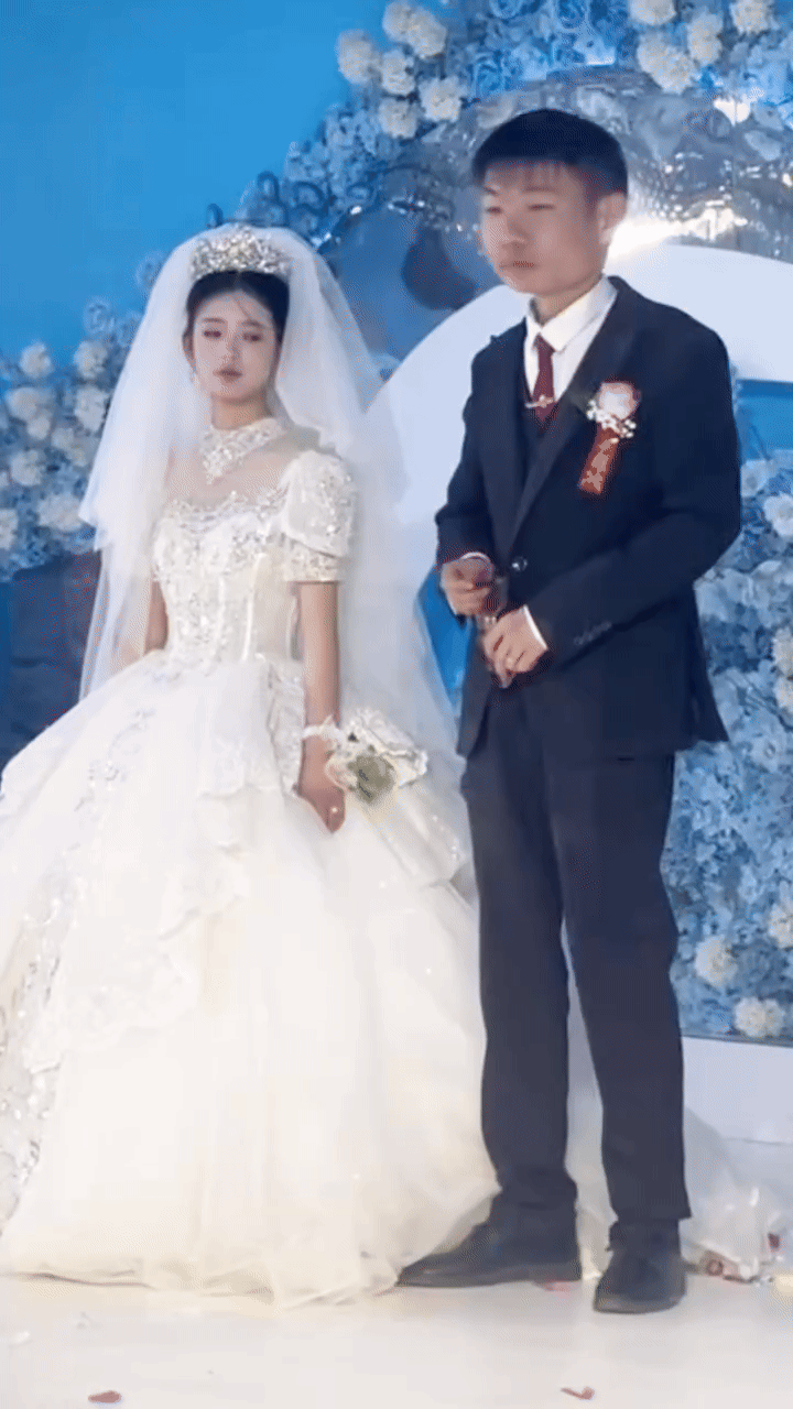 Đ&aacute;m cưới lạ nhất Trung Quốc: Ch&uacute; rể ăn vụng ngay tr&ecirc;n s&acirc;n khấu, th&aacute;i độ của c&ocirc; d&acirc;u khi ph&aacute;t hiện l&ecirc;n hot search- Ảnh 1.