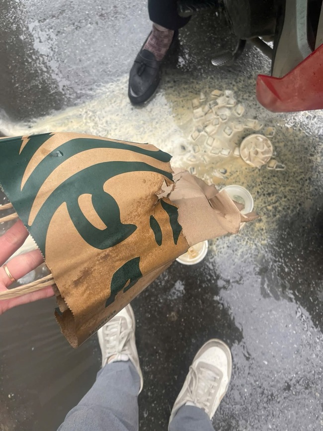 Shipper Việt mừng rỡ với túi nilon Starbucks: Không còn lo ly nước rơi giữa đường - Ảnh 6. Shipper Việt mừng rỡ với túi nilon Starbucks: Không còn lo ly nước rơi giữa đường - Ảnh 6.
