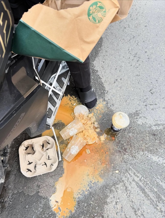 Shipper Việt mừng rỡ với túi nilon Starbucks: Không còn lo ly nước rơi giữa đường - Ảnh 5. Shipper Việt mừng rỡ với túi nilon Starbucks: Không còn lo ly nước rơi giữa đường - Ảnh 5.