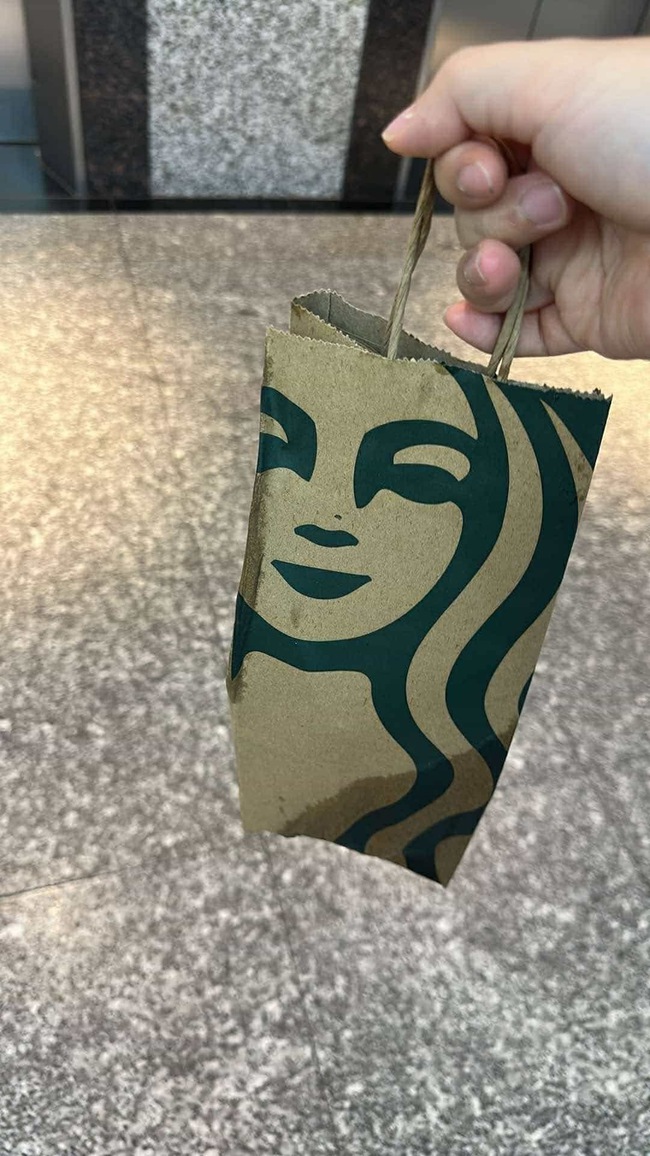 Shipper Việt mừng rỡ với túi nilon Starbucks: Không còn lo ly nước rơi giữa đường - Ảnh 3. Shipper Việt mừng rỡ với túi nilon Starbucks: Không còn lo ly nước rơi giữa đường - Ảnh 3.