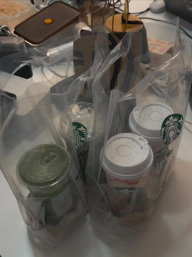 Shipper Việt mừng rỡ với túi nilon Starbucks: Không còn lo ly nước rơi giữa đường - Ảnh 7. Shipper Việt mừng rỡ với túi nilon Starbucks: Không còn lo ly nước rơi giữa đường - Ảnh 7.